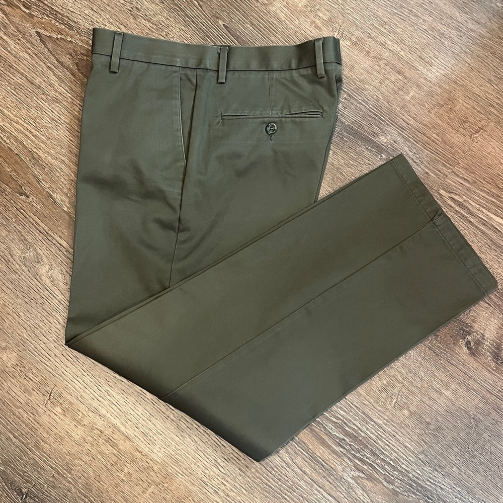 MEN 32 X 30- KHAKI PANTS/FLAT FRONT/Dockers /straight fit/Olive brown/  1054